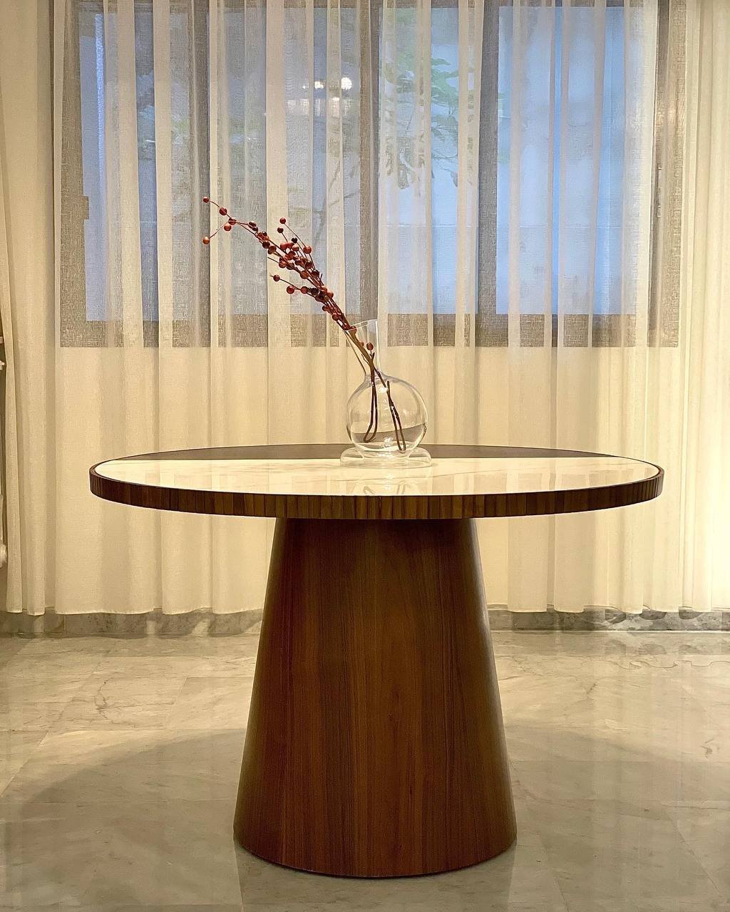 Round dining table